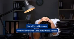 Trabalhador exausto em escritório à noite com pilha de documentos — hora extra noturna e cálculo dos dois adicionais pela CLT
